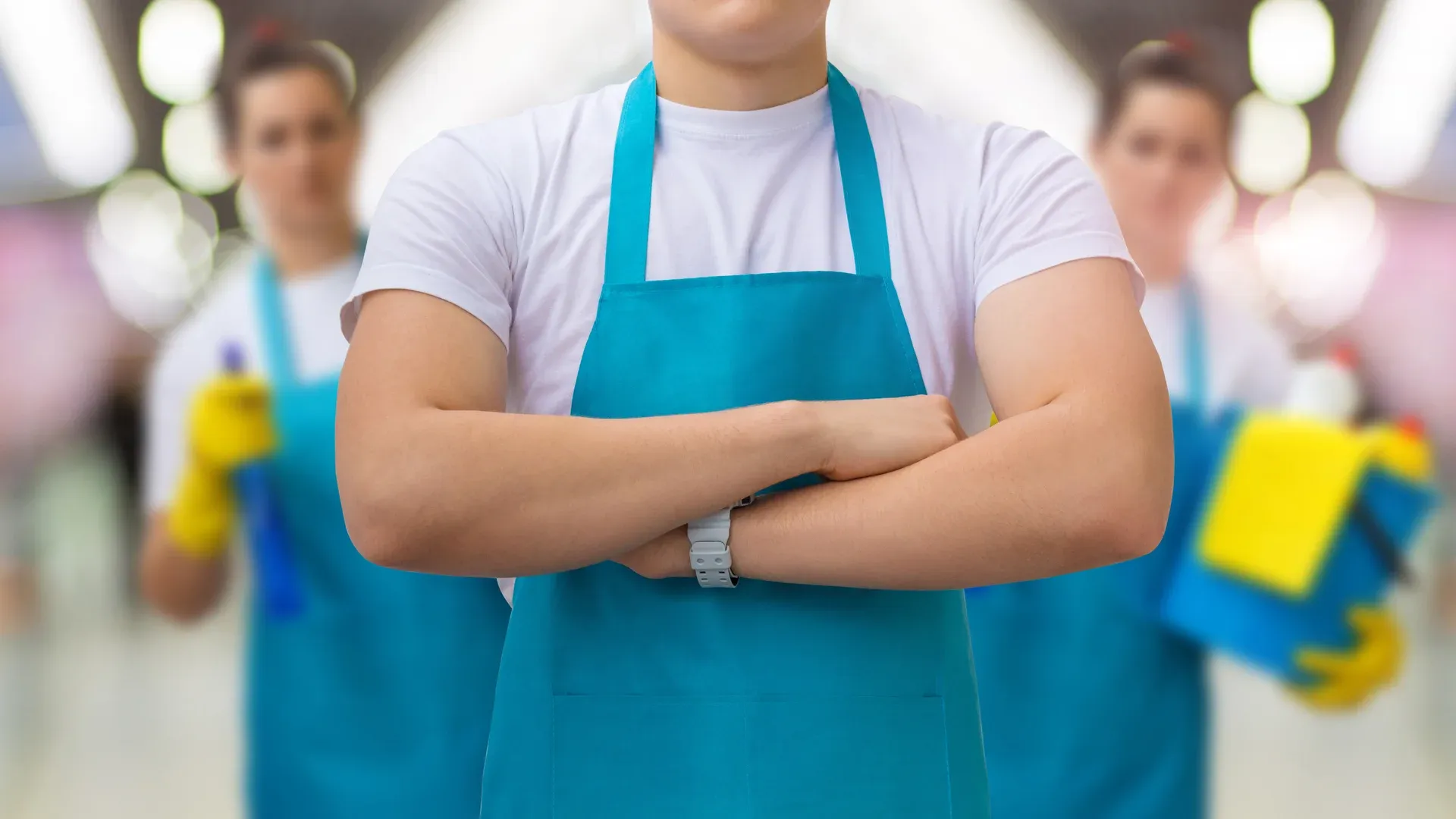 Equipa profissional da Companhia das Limpezas a realizar esvaziamento de imovel