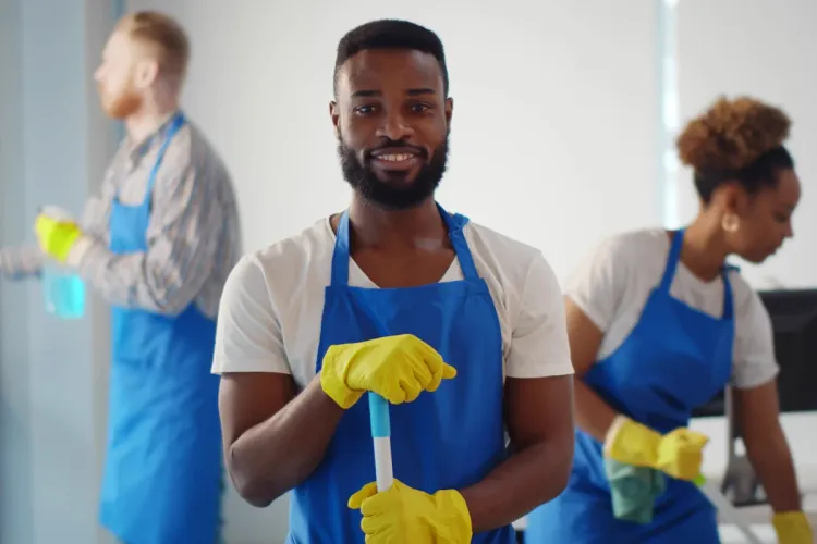 Equipa da Companhia das Limpezas em trabalho